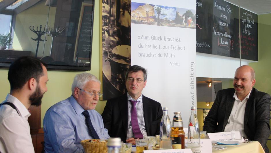 Der Journalist Harald Langguth (im Bild rechts) im Gespräch mit (v.l.n.r.) Ricardo Ferrer Rivero, Friedrich Schneider und Karl-Heinz Paqué